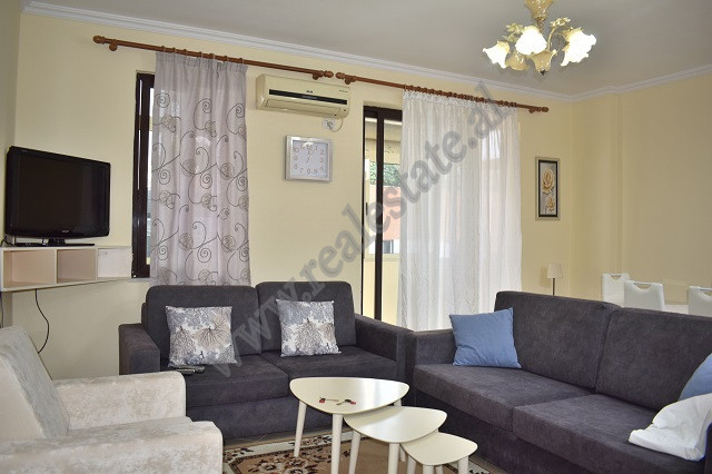 Apartament me qira&nbsp;&nbsp;ne rrugen Haxhi Hysen Dalliu, ne Tirane.
Shtepia pozicionohet ne kati